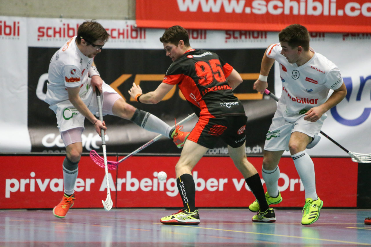Buchholz (Uster), 07.01.2017, Unihockey Herren NLA, UHC Uster - UHC Thun, Maurice Thomas (Nr. 8, UHC Thun), Tobias Ledergerber (Nr. 95, UHC Uster)

(Severin Binkert, unihockey-fotos.ch)

Copyright: Severin Binkert, unihockey-fotos.ch – Dieses Bild wurde durch swiss unihockey lizenziert und darf ausschliesslich auf den Online-Kanälen von swiss unihockey verwendet werden. Die redaktionelle oder kommerzielle Nutzung durch Dritte (Medien, Vereine, Unternehmen oder Privatpersonen) per Download von diesem flickr-Account ist ausgeschlossen. Das Bild kann bei Interesse via unihockey-fotos.ch kostenpflichtig lizenziert werden. unihockey-fotos.ch behält sich vor, fehlbaren Medien, Vereinen, Unternehmen oder Privatpersonen Bilder mit einem Zuschlag in Rechnung zu stellen.