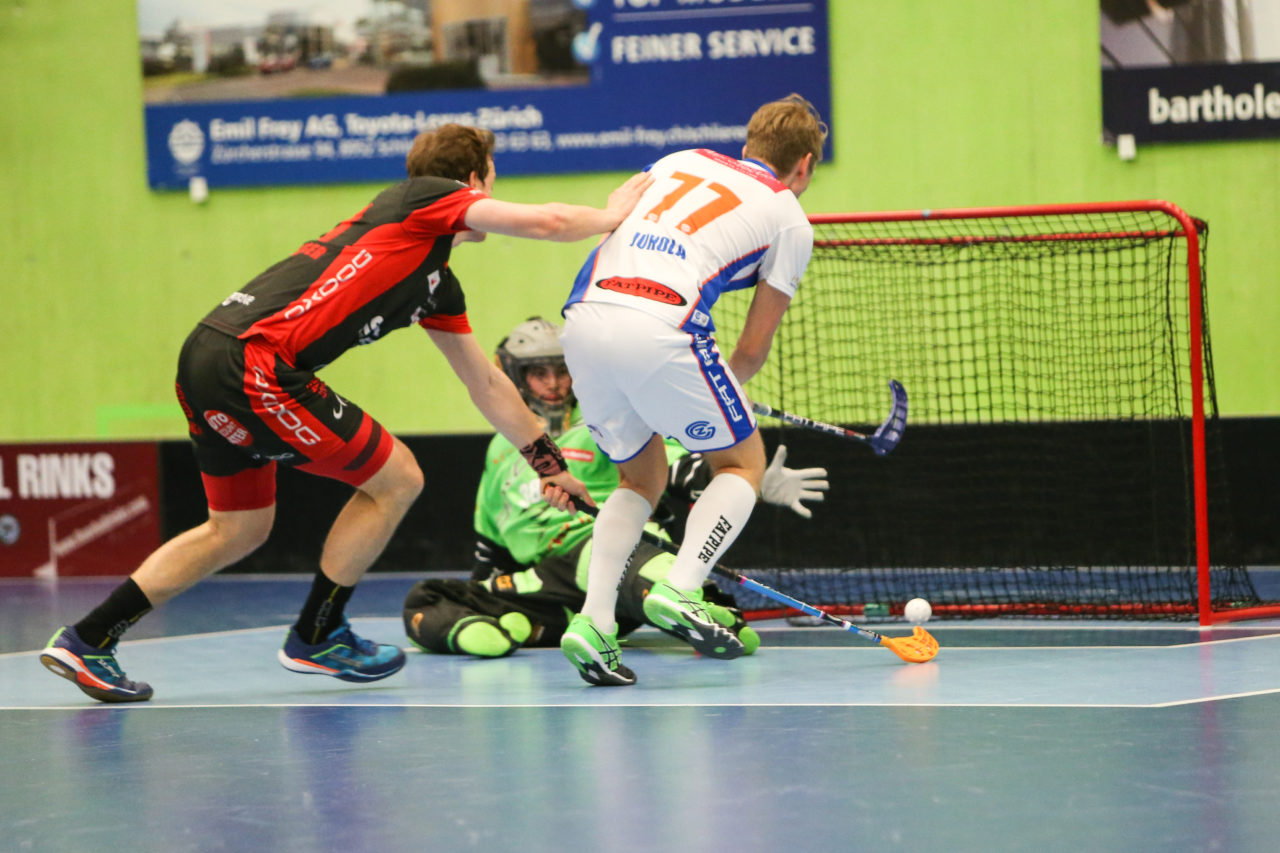 Sporthalle Hardau (Zürich), 21.01.2017, Unihockey Herren NLA, GC Unihockey - UHC Uster, Niko Juhola (Nr. 77, GC Unihockey) trifft

(Severin Binkert, unihockey-fotos.ch)

Copyright: Severin Binkert, unihockey-fotos.ch – Dieses Bild wurde durch swiss unihockey lizenziert und darf ausschliesslich auf den Online-Kanälen von swiss unihockey verwendet werden. Die redaktionelle oder kommerzielle Nutzung durch Dritte (Medien, Vereine, Unternehmen oder Privatpersonen) per Download von diesem flickr-Account ist ausgeschlossen. Das Bild kann bei Interesse via unihockey-fotos.ch kostenpflichtig lizenziert werden. unihockey-fotos.ch behält sich vor, fehlbaren Medien, Vereinen, Unternehmen oder Privatpersonen Bilder mit einem Zuschlag in Rechnung zu stellen.