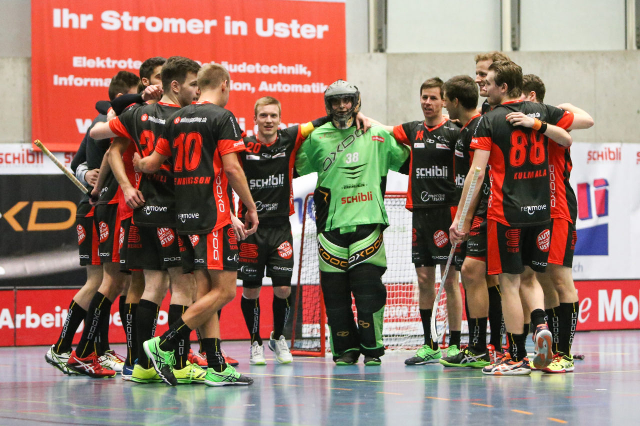 Buchholz (Uster), 07.01.2017, Unihockey Herren NLA, UHC Uster - UHC Thun, Sieg für den UHC Uster

(Severin Binkert, unihockey-fotos.ch)

Copyright: Severin Binkert, unihockey-fotos.ch – Dieses Bild wurde durch swiss unihockey lizenziert und darf ausschliesslich auf den Online-Kanälen von swiss unihockey verwendet werden. Die redaktionelle oder kommerzielle Nutzung durch Dritte (Medien, Vereine, Unternehmen oder Privatpersonen) per Download von diesem flickr-Account ist ausgeschlossen. Das Bild kann bei Interesse via unihockey-fotos.ch kostenpflichtig lizenziert werden. unihockey-fotos.ch behält sich vor, fehlbaren Medien, Vereinen, Unternehmen oder Privatpersonen Bilder mit einem Zuschlag in Rechnung zu stellen.