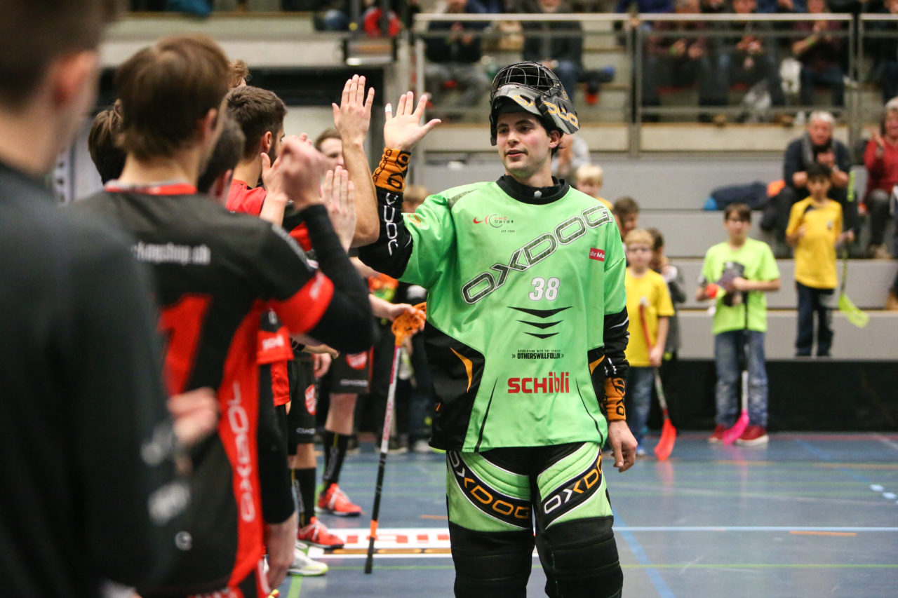 Buchholz (Uster), 07.01.2017, Unihockey Herren NLA, UHC Uster - UHC Thun, Best Player Christoph Tschopp (Nr. 38, UHC Uster)

(Severin Binkert, unihockey-fotos.ch)

Copyright: Severin Binkert, unihockey-fotos.ch – Dieses Bild wurde durch swiss unihockey lizenziert und darf ausschliesslich auf den Online-Kanälen von swiss unihockey verwendet werden. Die redaktionelle oder kommerzielle Nutzung durch Dritte (Medien, Vereine, Unternehmen oder Privatpersonen) per Download von diesem flickr-Account ist ausgeschlossen. Das Bild kann bei Interesse via unihockey-fotos.ch kostenpflichtig lizenziert werden. unihockey-fotos.ch behält sich vor, fehlbaren Medien, Vereinen, Unternehmen oder Privatpersonen Bilder mit einem Zuschlag in Rechnung zu stellen.