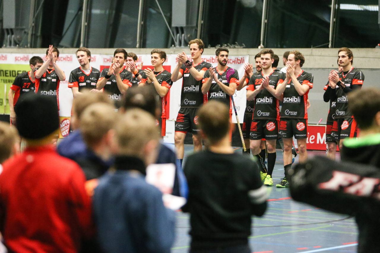Buchholz (Uster), 07.01.2017, Unihockey Herren NLA, UHC Uster - UHC Thun, Sieg UHC Uster

(Severin Binkert, unihockey-fotos.ch)

Copyright: Severin Binkert, unihockey-fotos.ch – Dieses Bild wurde durch swiss unihockey lizenziert und darf ausschliesslich auf den Online-Kanälen von swiss unihockey verwendet werden. Die redaktionelle oder kommerzielle Nutzung durch Dritte (Medien, Vereine, Unternehmen oder Privatpersonen) per Download von diesem flickr-Account ist ausgeschlossen. Das Bild kann bei Interesse via unihockey-fotos.ch kostenpflichtig lizenziert werden. unihockey-fotos.ch behält sich vor, fehlbaren Medien, Vereinen, Unternehmen oder Privatpersonen Bilder mit einem Zuschlag in Rechnung zu stellen.