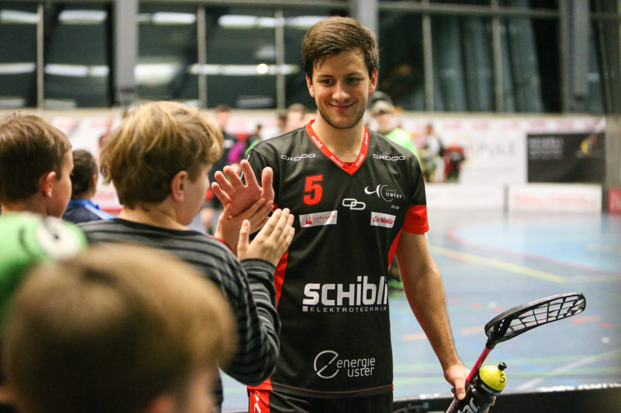 Buchholz (Uster), 07.01.2017, Unihockey Herren NLA, UHC Uster - UHC Thun, Silvan Bolliger (Nr. 5, UHC Uster)

(Severin Binkert, unihockey-fotos.ch)

Copyright: Severin Binkert, unihockey-fotos.ch – Dieses Bild wurde durch swiss unihockey lizenziert und darf ausschliesslich auf den Online-Kanälen von swiss unihockey verwendet werden. Die redaktionelle oder kommerzielle Nutzung durch Dritte (Medien, Vereine, Unternehmen oder Privatpersonen) per Download von diesem flickr-Account ist ausgeschlossen. Das Bild kann bei Interesse via unihockey-fotos.ch kostenpflichtig lizenziert werden. unihockey-fotos.ch behält sich vor, fehlbaren Medien, Vereinen, Unternehmen oder Privatpersonen Bilder mit einem Zuschlag in Rechnung zu stellen.