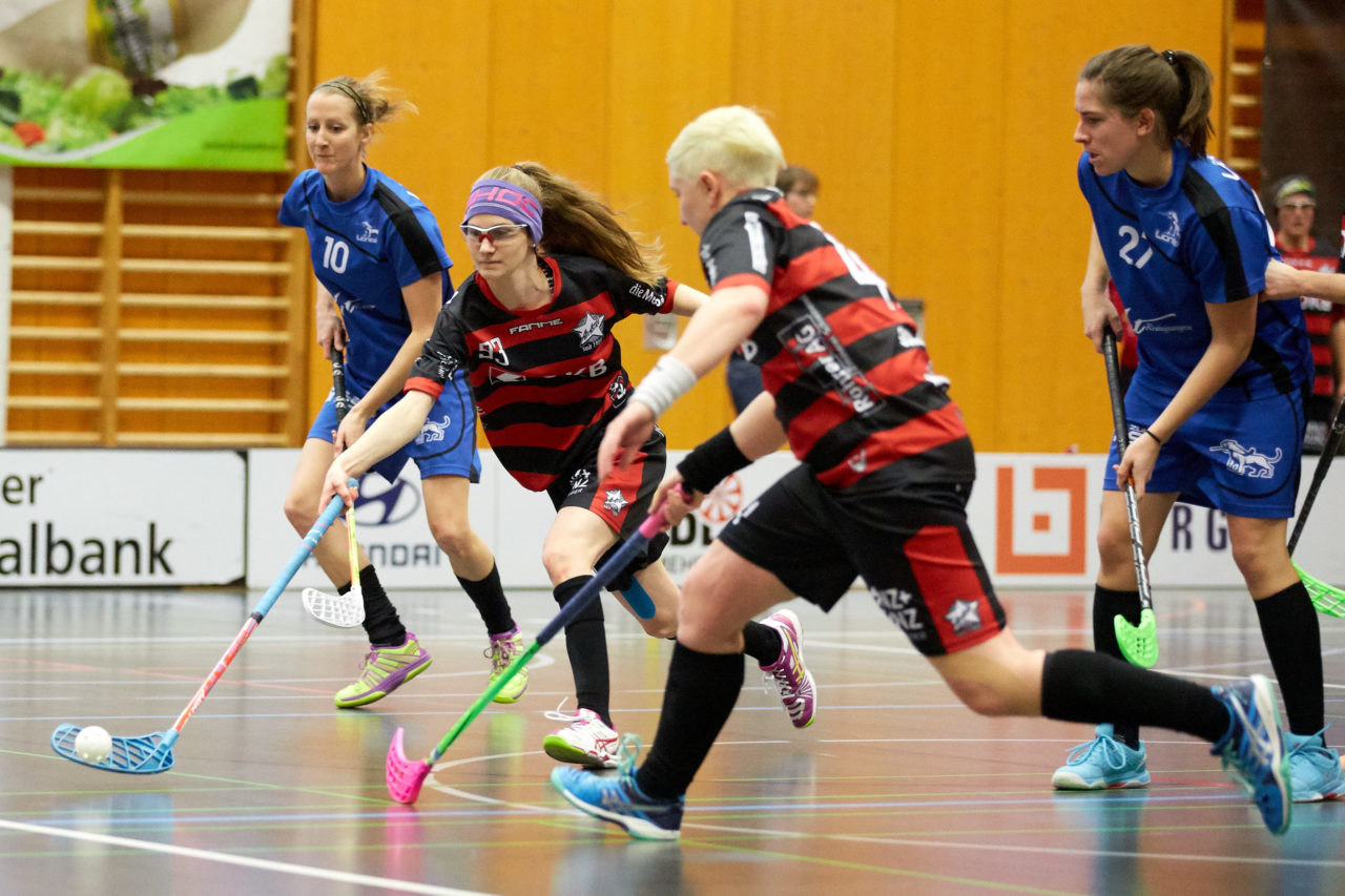 Ad Astra Sarnen - Floorball Zurich Lioness Resultat 5 : 4 nach Penaltyschiessen 
am 22. Januar 2017 in der Dreifachhalle Sarnen 
Bild: Michael Peter und Stefan Bräutigam