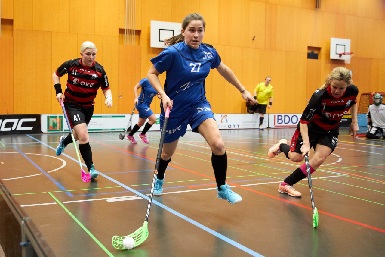Ad Astra Sarnen - Floorball Zurich Lioness Resultat 5 : 4 nach Penaltyschiessen 
am 22. Januar 2017 in der Dreifachhalle Sarnen 
Bild: Michael Peter und Stefan Bräutigam