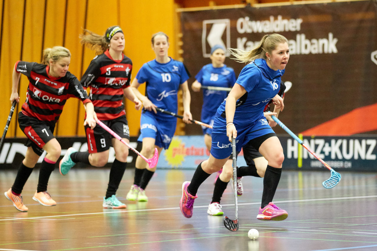 Ad Astra Sarnen - Floorball Zurich Lioness Resultat 5 : 4 nach Penaltyschiessen 
am 22. Januar 2017 in der Dreifachhalle Sarnen 
Bild: Michael Peter und Stefan Bräutigam
