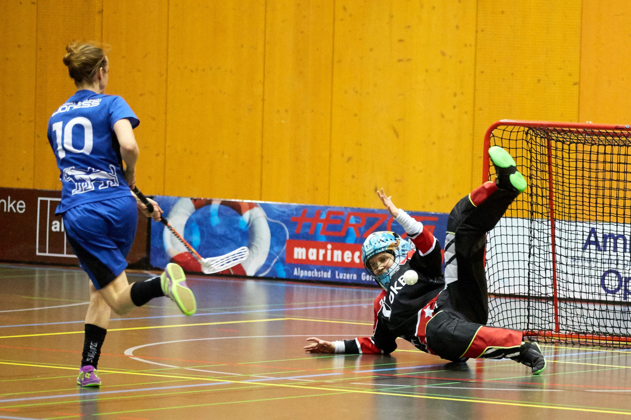 Ad Astra Sarnen - Floorball Zurich Lioness Resultat 5 : 4 nach Penaltyschiessen 
am 22. Januar 2017 in der Dreifachhalle Sarnen 
Bild: Michael Peter und Stefan Bräutigam