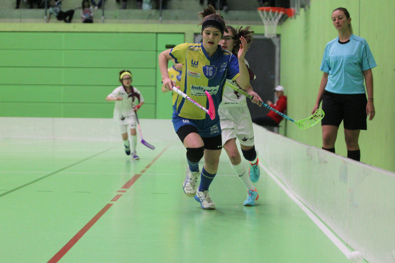 Hardau (Zürich), 28.01.2017, Unihockey Juniorinnen C 8. Runde, Unihockey Limmattal I - UHC Dietlikon, Vanessa Debrunner (Nr. 16, UHC Dietlikon) rennt dem Ball nach

(Claudio Schwarz, unihockey-fotos.ch)