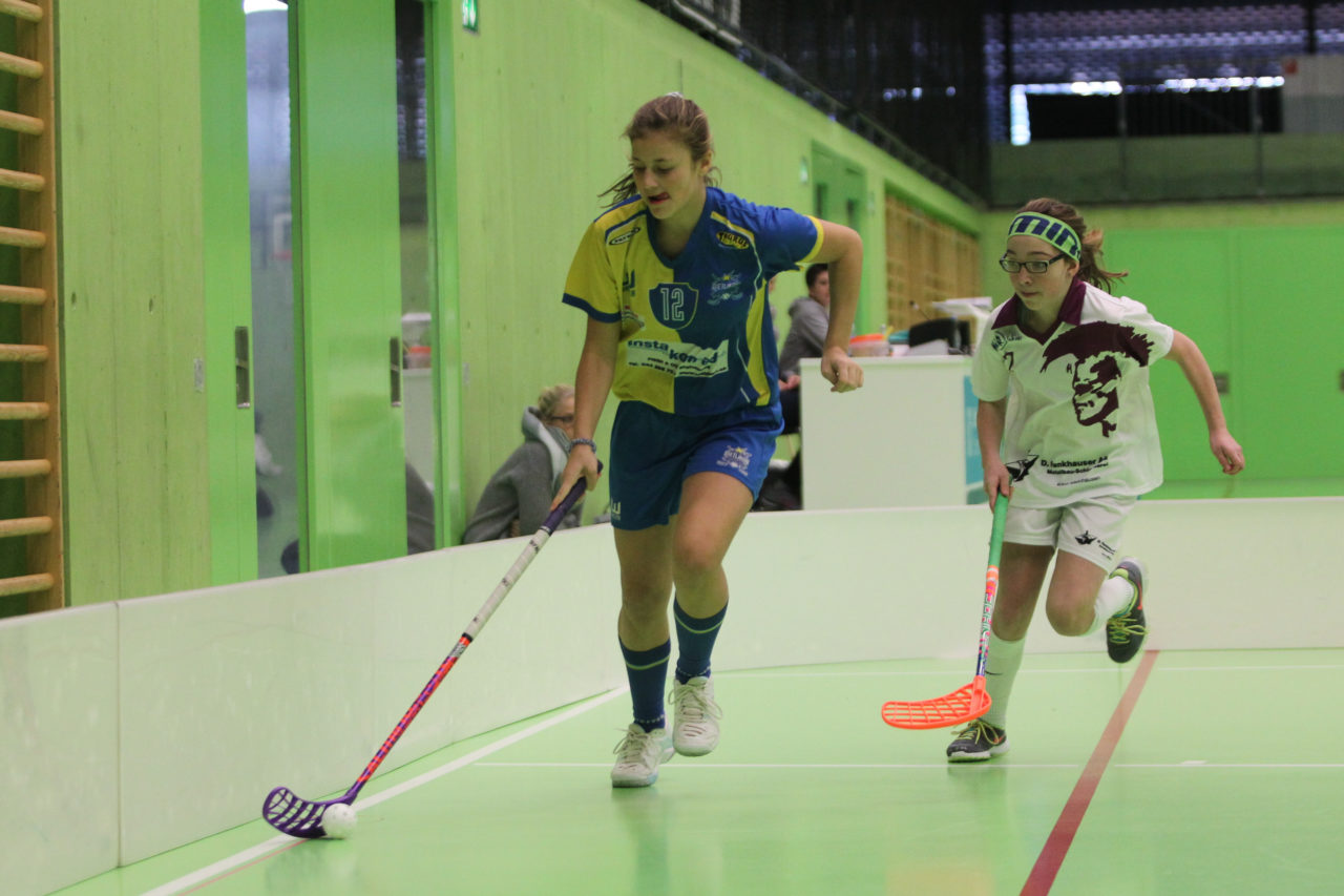 Hardau (Zürich), 28.01.2017, Unihockey Juniorinnen C 8. Runde, Unihockey Limmattal I - UHC Dietlikon, Noelle Urech (Nr. 12, UHC Dietlikon) zieht ihrer Gegnerin davon

(Claudio Schwarz, unihockey-fotos.ch)