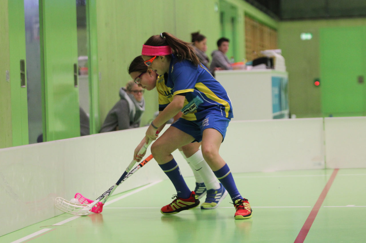 Hardau (Zürich), 28.01.2017, Unihockey Juniorinnen C 8. Runde, Unihockey Limmattal I - UHC Dietlikon, Adriana Messi (Nr. 6, UHC Dietlikon) im Zweikampf mit einer Gegnerin

(Claudio Schwarz, unihockey-fotos.ch)