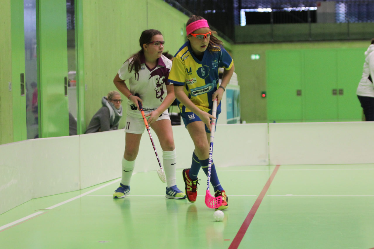 Hardau (Zürich), 28.01.2017, Unihockey Juniorinnen C 8. Runde, Unihockey Limmattal I - UHC Dietlikon, Adriana Messi (Nr. 6, UHC Dietlikon) zieht ihrer Gegnerin davon

(Claudio Schwarz, unihockey-fotos.ch)