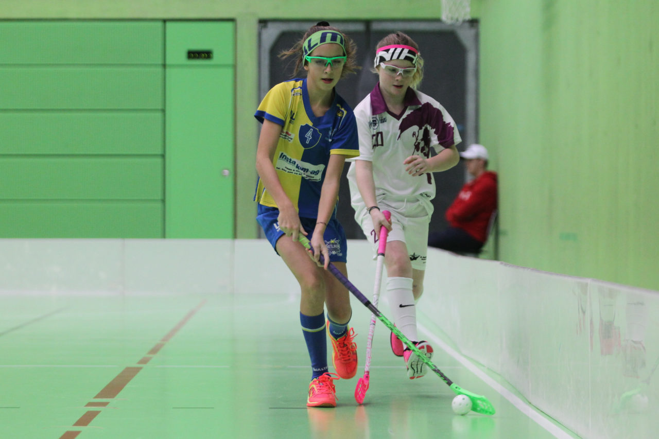 Hardau (Zürich), 28.01.2017, Unihockey Juniorinnen C 8. Runde, Unihockey Limmattal I - UHC Dietlikon, Xenia Wyss (Nr. 4, UHC Dietlikon) zieht ihrer Gegnerin davon

(Claudio Schwarz, unihockey-fotos.ch)