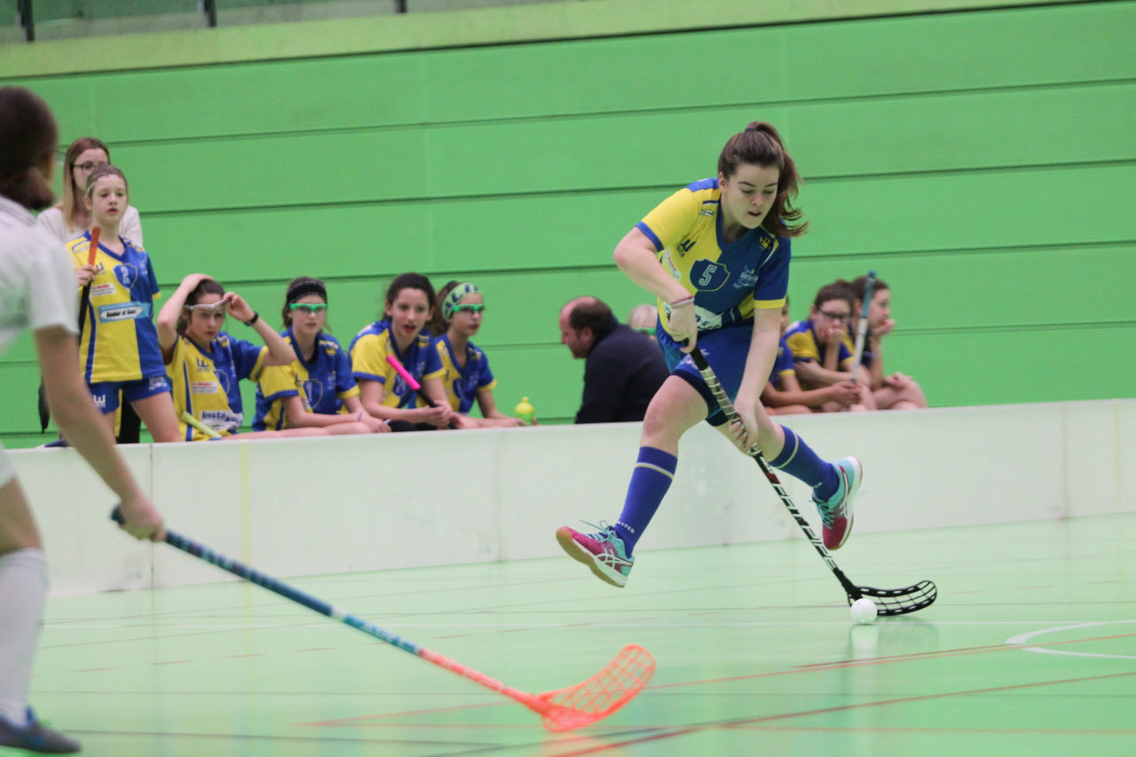 Hardau (Zürich), 28.01.2017, Unihockey Juniorinnen C 8. Runde, Unihockey Limmattal I - UHC Dietlikon, Erina Domfeld (Nr. 5, UHC Dietlikon) mit einem Abschlussversuch

(Claudio Schwarz, unihockey-fotos.ch)