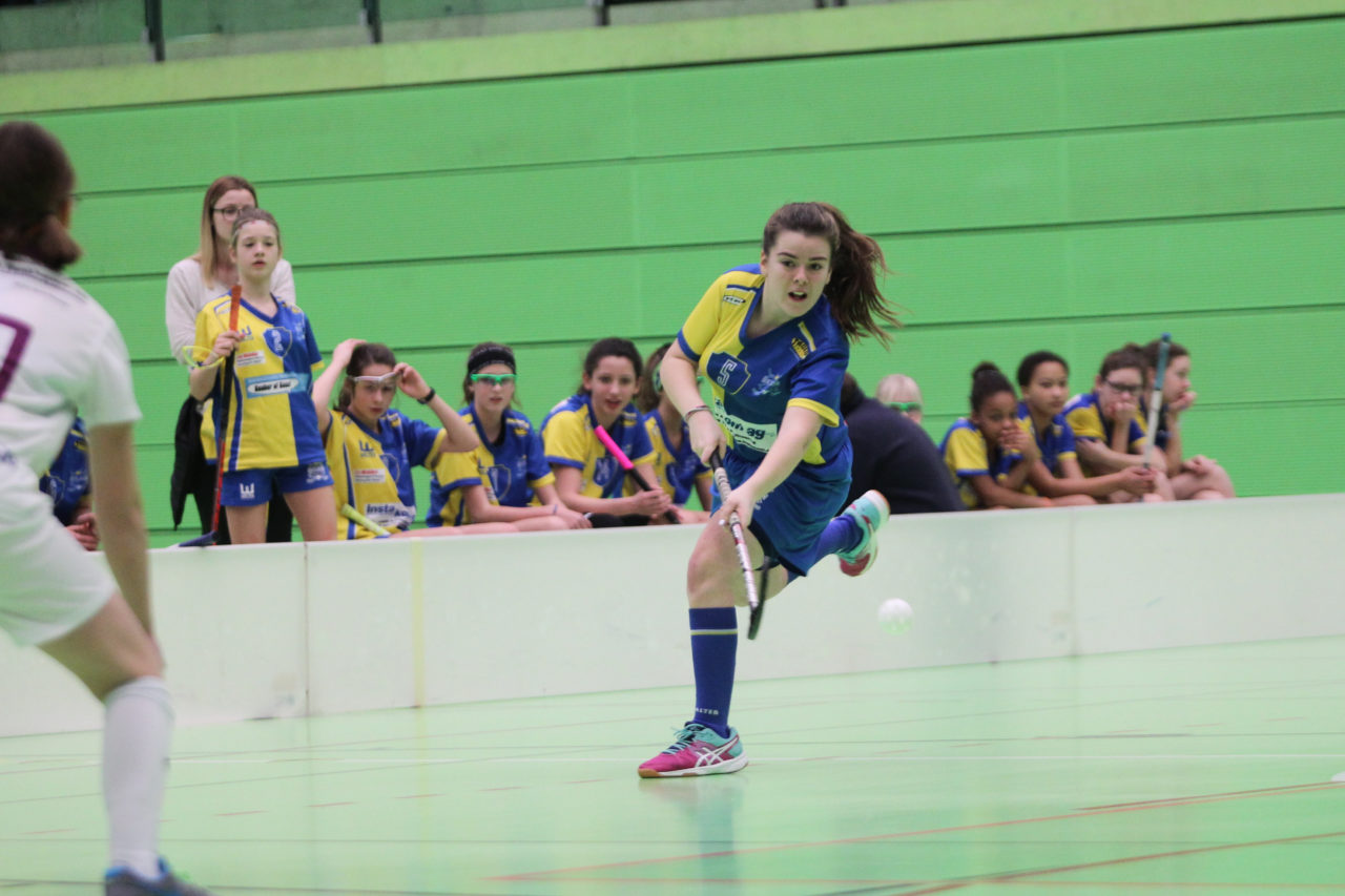Hardau (Zürich), 28.01.2017, Unihockey Juniorinnen C 8. Runde, Unihockey Limmattal I - UHC Dietlikon, Erina Domfeld (Nr. 5, UHC Dietlikon) mit einem Abschlussversuch

(Claudio Schwarz, unihockey-fotos.ch)