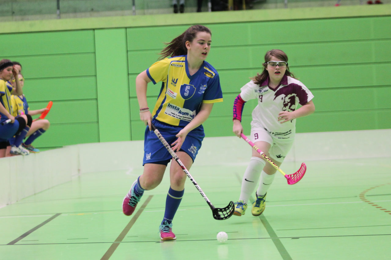 Hardau (Zürich), 28.01.2017, Unihockey Juniorinnen C 8. Runde, Unihockey Limmattal I - UHC Dietlikon, Erina Domfeld (Nr. 5, UHC Dietlikon) am Ball

(Claudio Schwarz, unihockey-fotos.ch)
