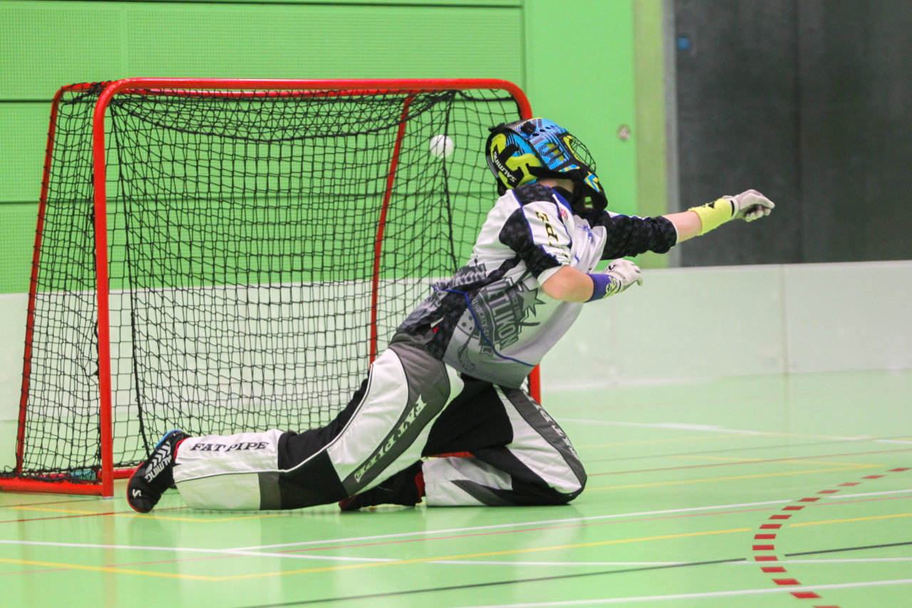 Hardau (Zürich), 28.01.2017, Unihockey Juniorinnen C 8. Runde, Unihockey Limmattal I - UHC Dietlikon, Stefanie Schwendener (Nr. 1, UHC Dietlikon) kann den Ball nicht halten

(Claudio Schwarz, unihockey-fotos.ch)