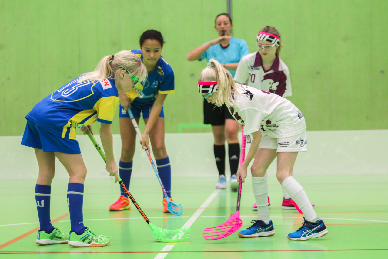 Hardau (Zürich), 28.01.2017, Unihockey Juniorinnen C 8. Runde, Unihockey Limmattal I - UHC Dietlikon, Samira Rechsteiner (Nr. 13, UHC Dietlikon) beim Bully

(Claudio Schwarz, unihockey-fotos.ch)