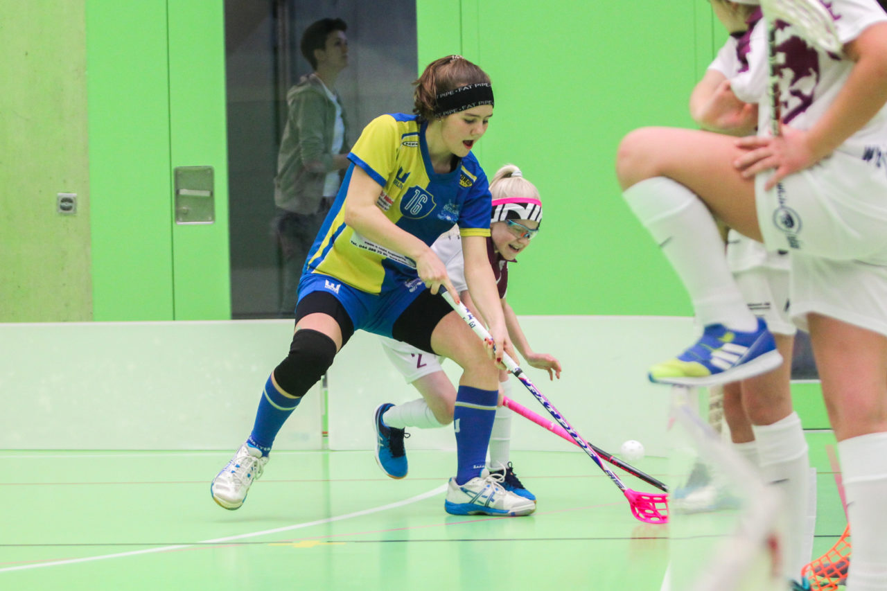 Hardau (Zürich), 28.01.2017, Unihockey Juniorinnen C 8. Runde, Unihockey Limmattal I - UHC Dietlikon, Vanessa Debrunner (Nr. 16, UHC Dietlikon) im Zweikampf

(Claudio Schwarz, unihockey-fotos.ch)