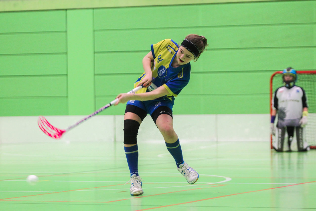 Hardau (Zürich), 28.01.2017, Unihockey Juniorinnen C 8. Runde, Unihockey Limmattal I - UHC Dietlikon, Vanessa Debrunner (Nr. 16, UHC Dietlikon) mit einem Torabschluss

(Claudio Schwarz, unihockey-fotos.ch)