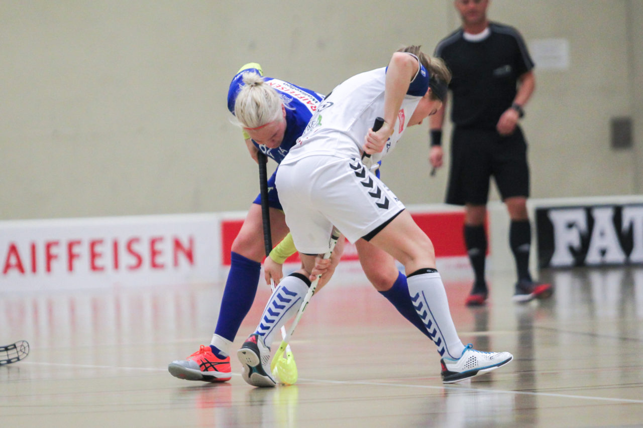 Hüenerweid (Dietlikon), 07.01.2017, Unihockey Damen NLA 15. Runde, UHC Dietlikon - Zug United, Ann-Sofie Sundholm (Nr. 84, UHC Dietlikon) gegen Kassandra Luck (Nr. 17, Zug United) beim Bully

(Claudio Schwarz, unihockey-fotos.ch)