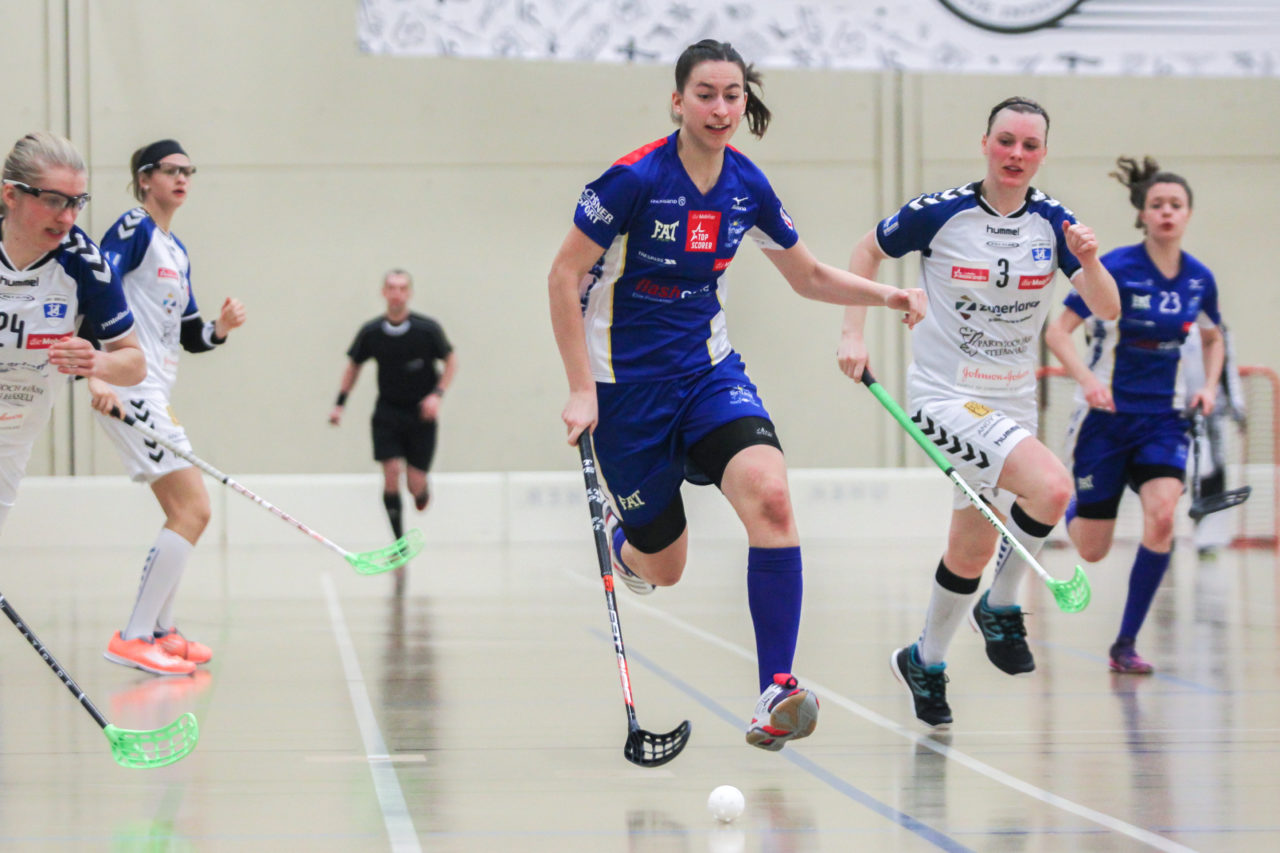 Hüenerweid (Dietlikon), 07.01.2017, Unihockey Damen NLA 15. Runde, UHC Dietlikon - Zug United, Andrea Gaemperli (Nr. 5, UHC Dietlikon) rennt dem Ball hinterher

(Claudio Schwarz, unihockey-fotos.ch)