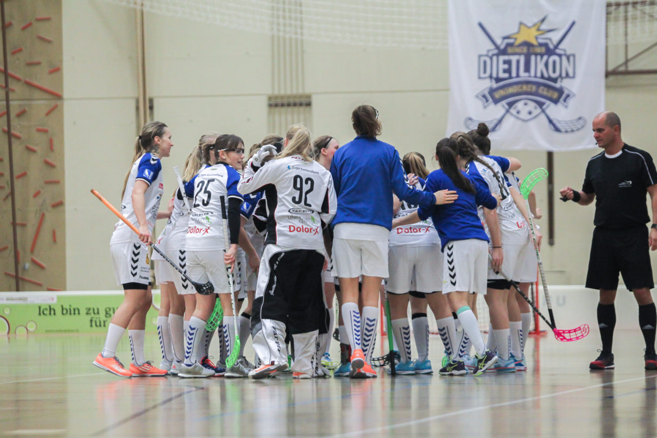 Hüenerweid (Dietlikon), 07.01.2017, Unihockey Damen NLA 15. Runde, UHC Dietlikon - Zug United, Torjubel Zug United

(Claudio Schwarz, unihockey-fotos.ch)