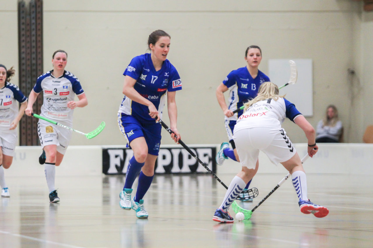 Hüenerweid (Dietlikon), 07.01.2017, Unihockey Damen NLA 15. Runde, UHC Dietlikon - Zug United, Evelyne Ackermann (Nr. 17, UHC Dietlikon) tunnelt Annique Meyer (Nr. 24, Zug United)

(Claudio Schwarz, unihockey-fotos.ch)