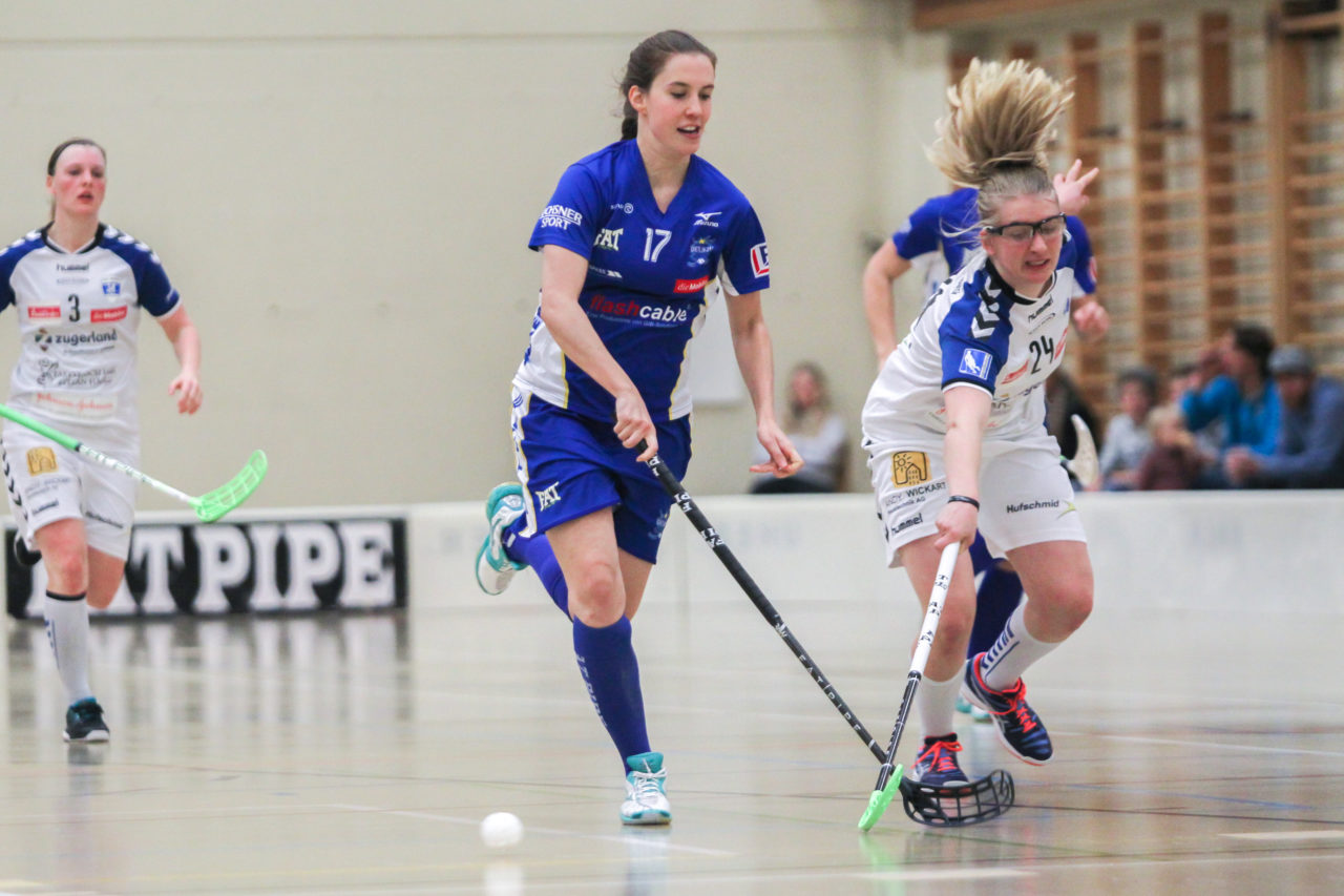 Hüenerweid (Dietlikon), 07.01.2017, Unihockey Damen NLA 15. Runde, UHC Dietlikon - Zug United, Evelyne Ackermann (Nr. 17, UHC Dietlikon) tunnelt Annique Meyer (Nr. 24, Zug United)

(Claudio Schwarz, unihockey-fotos.ch)