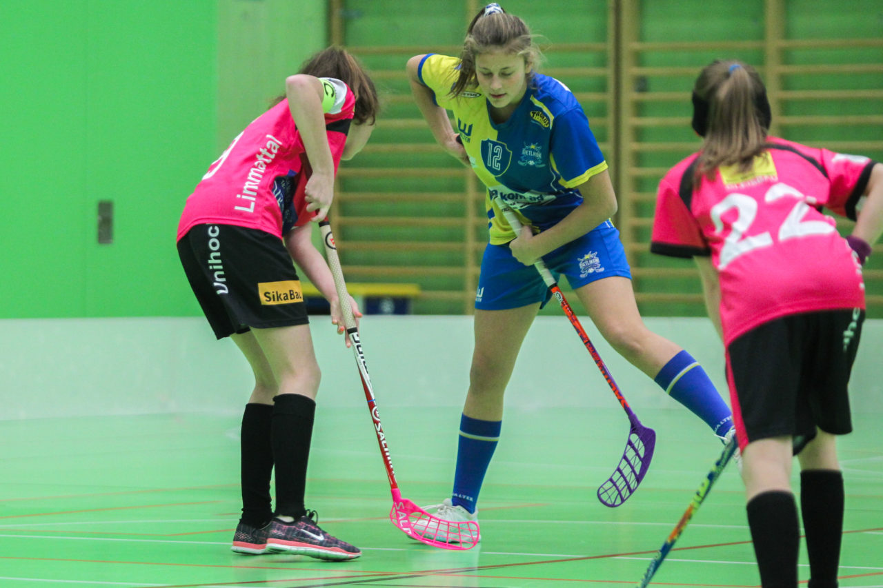 Hardau (Zürich), 28.01.2017, Unihockey Juniorinnen C 8. Runde, Unihockey Limmattal I - UHC Dietlikon, Noelle Urech (Nr. 12, UHC Dietlikon) beim Bully

(Claudio Schwarz, unihockey-fotos.ch)