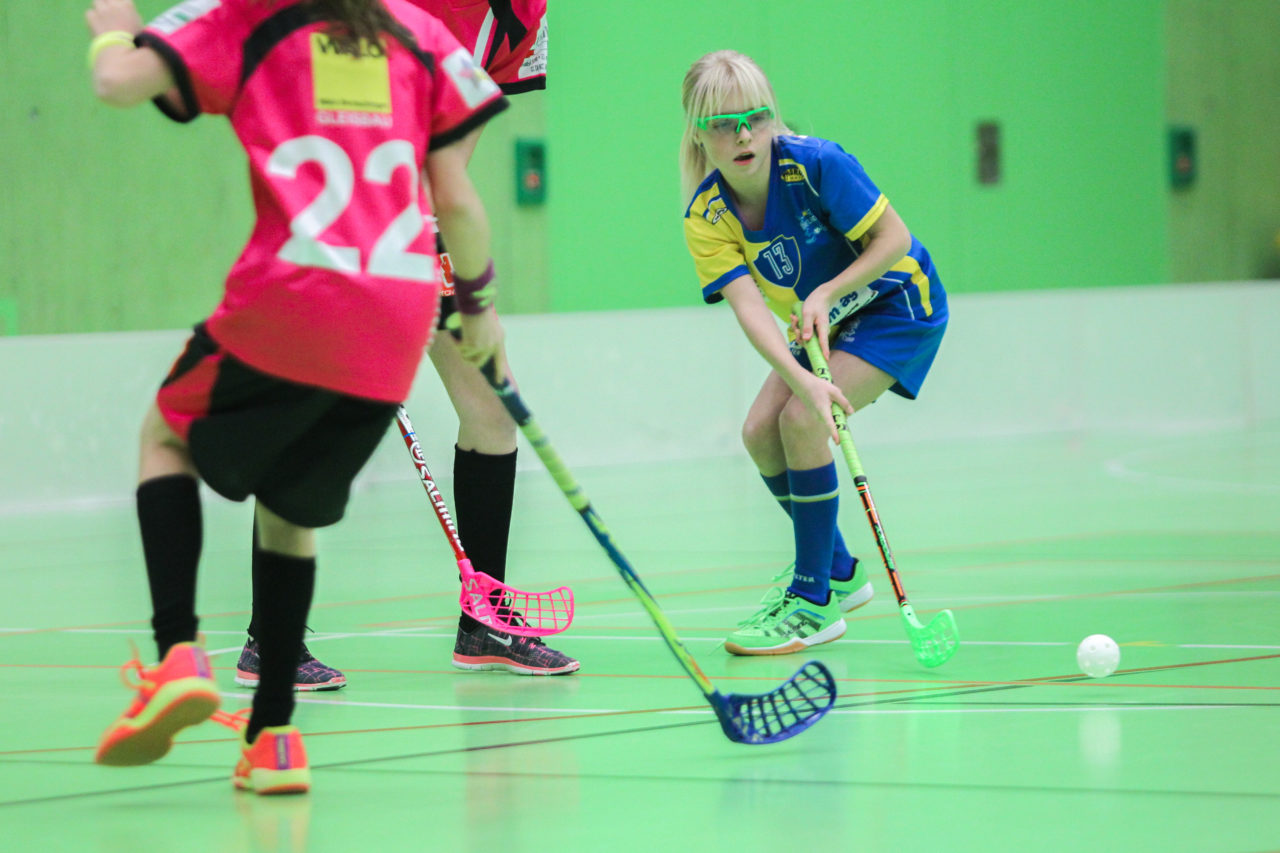 Hardau (Zürich), 28.01.2017, Unihockey Juniorinnen C 8. Runde, Unihockey Limmattal I - UHC Dietlikon, Samira Rechsteiner (Nr. 13, UHC Dietlikon) spielt einen Pass

(Claudio Schwarz, unihockey-fotos.ch)
