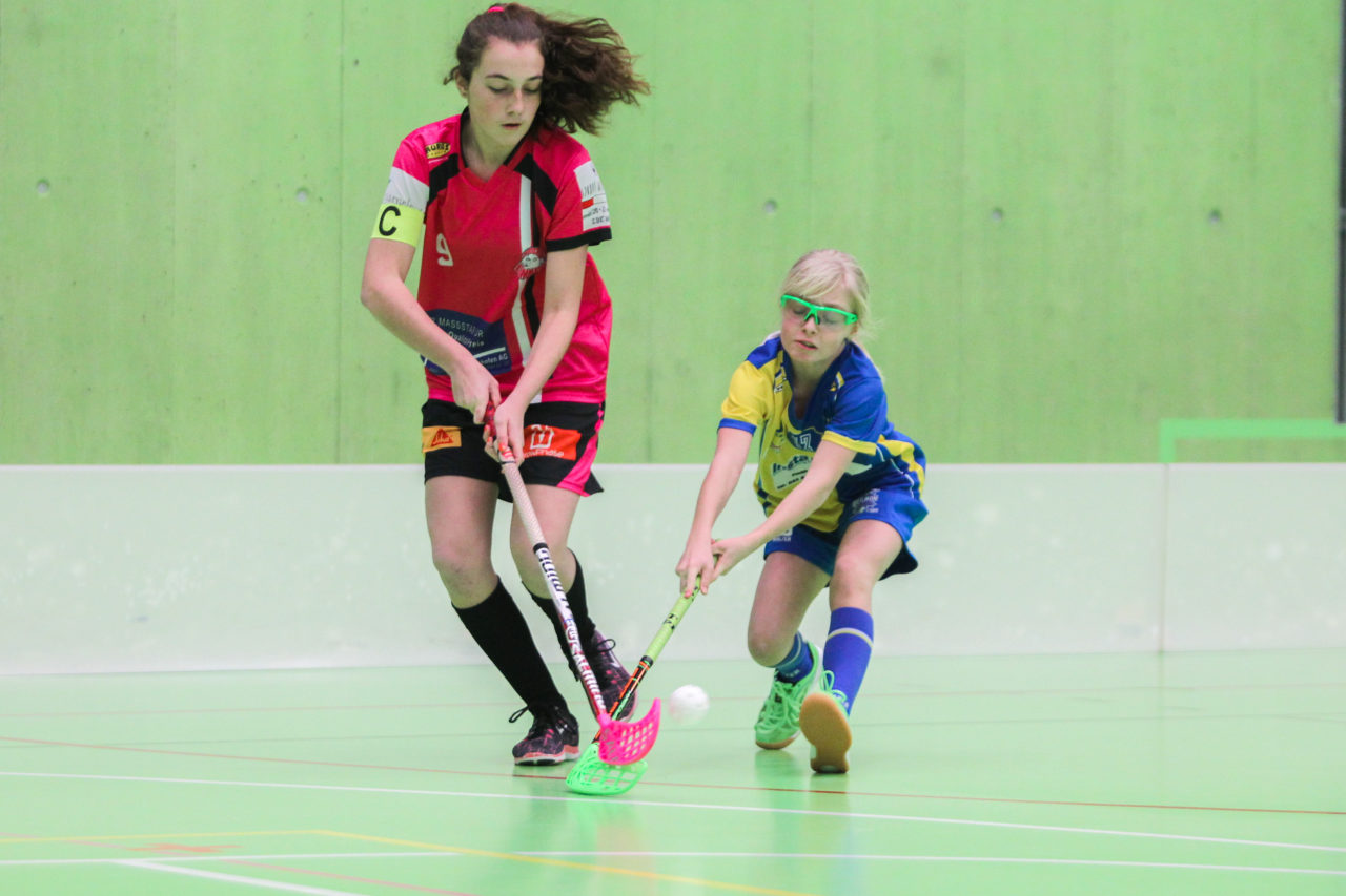 Hardau (Zürich), 28.01.2017, Unihockey Juniorinnen C 8. Runde, Unihockey Limmattal I - UHC Dietlikon, Samira Rechsteiner (Nr. 13, UHC Dietlikon) im Zweikampf mit einer Gegnerin

(Claudio Schwarz, unihockey-fotos.ch)