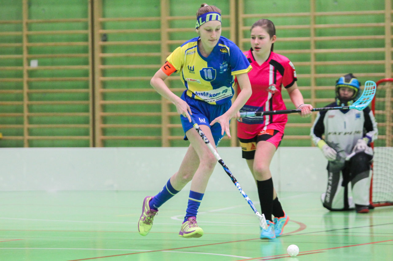 Hardau (Zürich), 28.01.2017, Unihockey Juniorinnen C 8. Runde, Unihockey Limmattal I - UHC Dietlikon, Carina Disch (Nr. 10, UHC Dietlikon) zieht einer Gegnerin davon

(Claudio Schwarz, unihockey-fotos.ch)