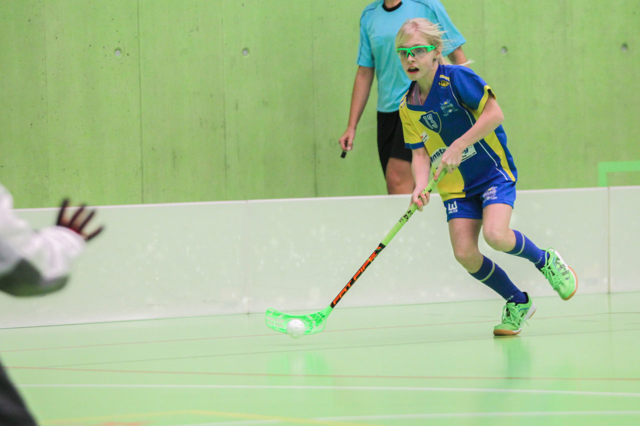 Hardau (Zürich), 28.01.2017, Unihockey Juniorinnen C 8. Runde, Unihockey Limmattal I - UHC Dietlikon, Samira Rechsteiner (Nr. 13, UHC Dietlikon) mit einem Abschluss

(Claudio Schwarz, unihockey-fotos.ch)