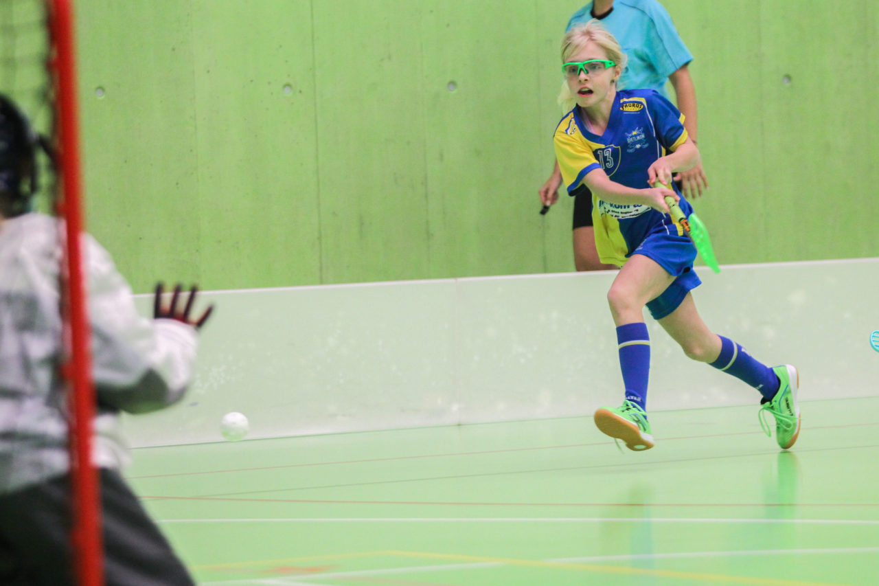 Hardau (Zürich), 28.01.2017, Unihockey Juniorinnen C 8. Runde, Unihockey Limmattal I - UHC Dietlikon, Samira Rechsteiner (Nr. 13, UHC Dietlikon) mit einem Abschluss

(Claudio Schwarz, unihockey-fotos.ch)