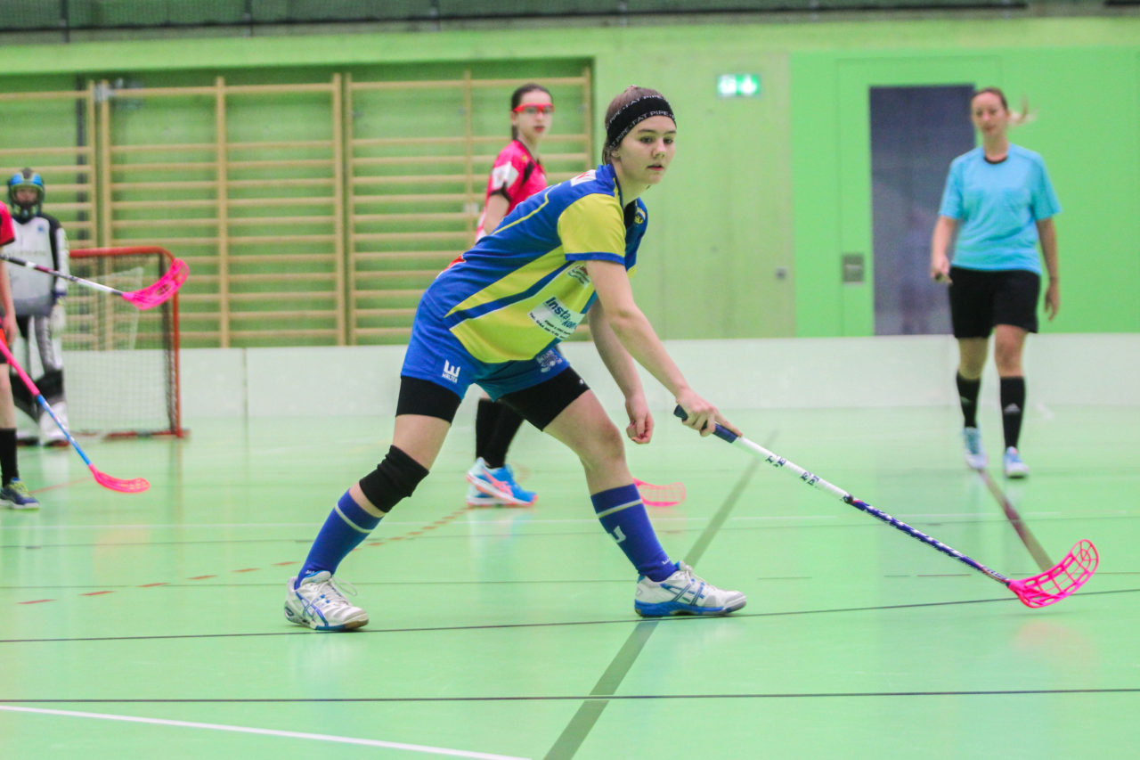 Hardau (Zürich), 28.01.2017, Unihockey Juniorinnen C 8. Runde, Unihockey Limmattal I - UHC Dietlikon, Vanessa Debrunner (Nr. 16, UHC Dietlikon) bei einem gegnerischen Freistoss

(Claudio Schwarz, unihockey-fotos.ch)