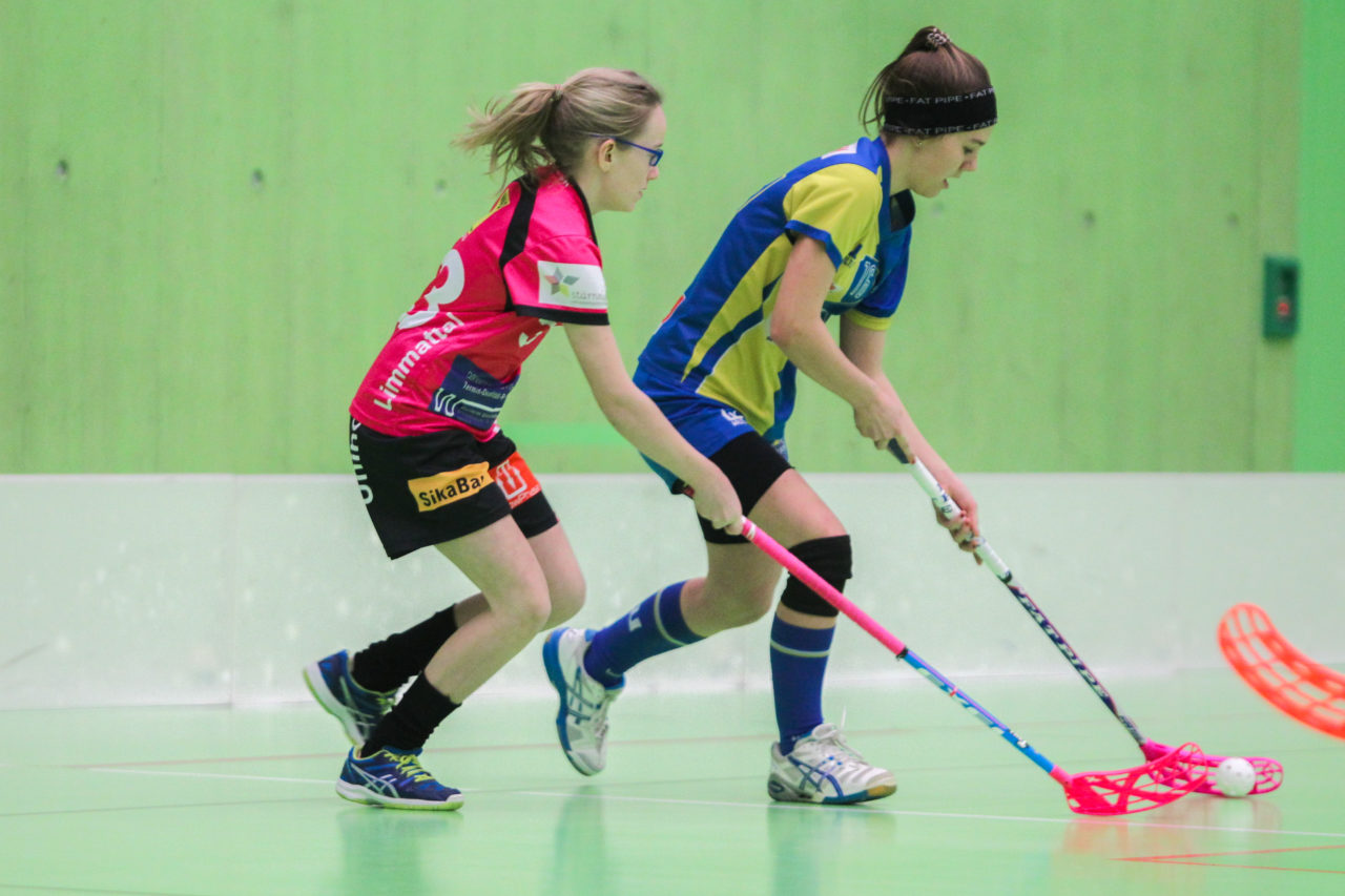 Hardau (Zürich), 28.01.2017, Unihockey Juniorinnen C 8. Runde, Unihockey Limmattal I - UHC Dietlikon, Vanessa Debrunner (Nr. 16, UHC Dietlikon) wird von einer Gegnerin bedrängt

(Claudio Schwarz, unihockey-fotos.ch)