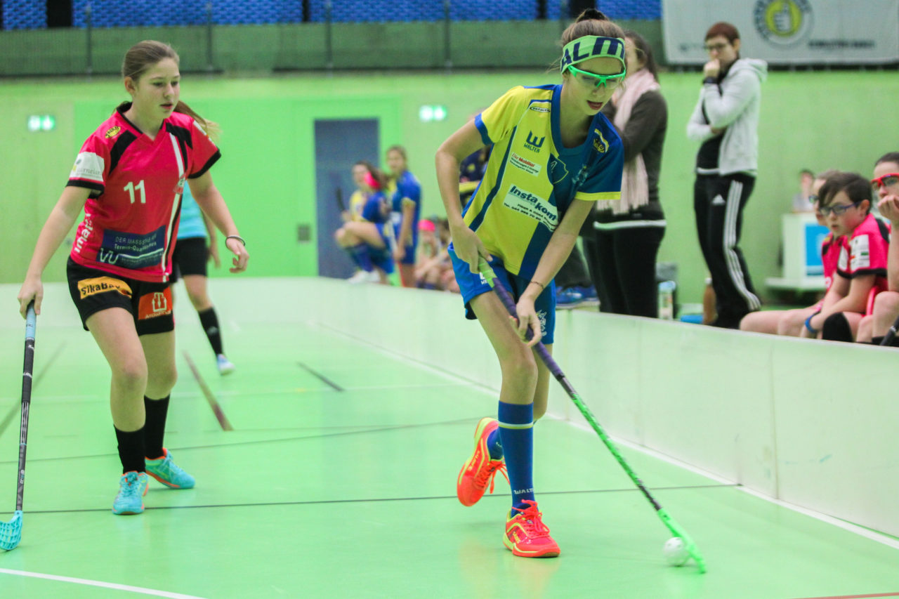 Hardau (Zürich), 28.01.2017, Unihockey Juniorinnen C 8. Runde, Unihockey Limmattal I - UHC Dietlikon, Xenia Wyss (Nr. 4, UHC Dietlikon) am Ball

(Claudio Schwarz, unihockey-fotos.ch)