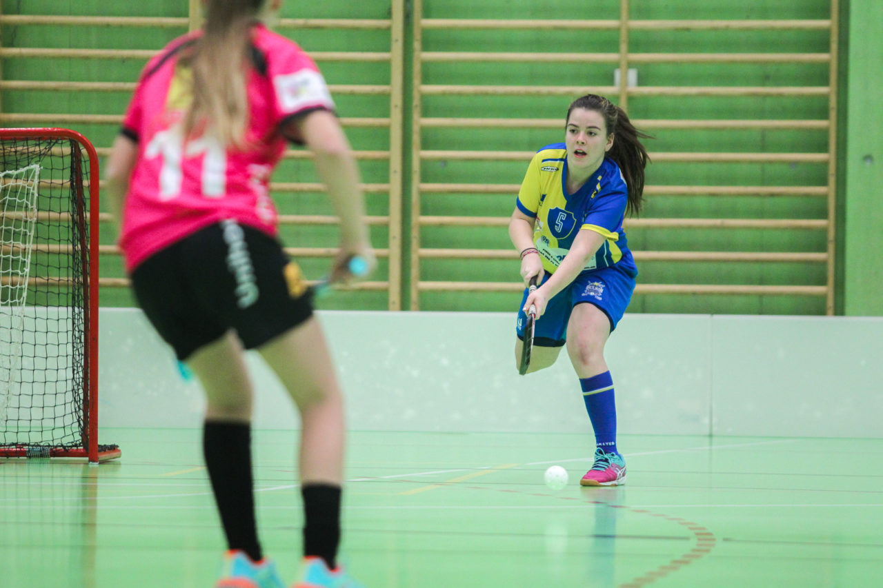 Hardau (Zürich), 28.01.2017, Unihockey Juniorinnen C 8. Runde, Unihockey Limmattal I - UHC Dietlikon, Erina Domfeld (Nr. 5, UHC Dietlikon) spielt einen Pass

(Claudio Schwarz, unihockey-fotos.ch)