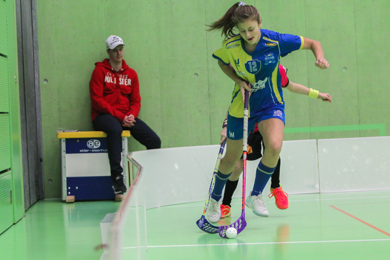 Hardau (Zürich), 28.01.2017, Unihockey Juniorinnen C 8. Runde, Unihockey Limmattal I - UHC Dietlikon, Noelle Urech (Nr. 12, UHC Dietlikon) am Ball

(Claudio Schwarz, unihockey-fotos.ch)