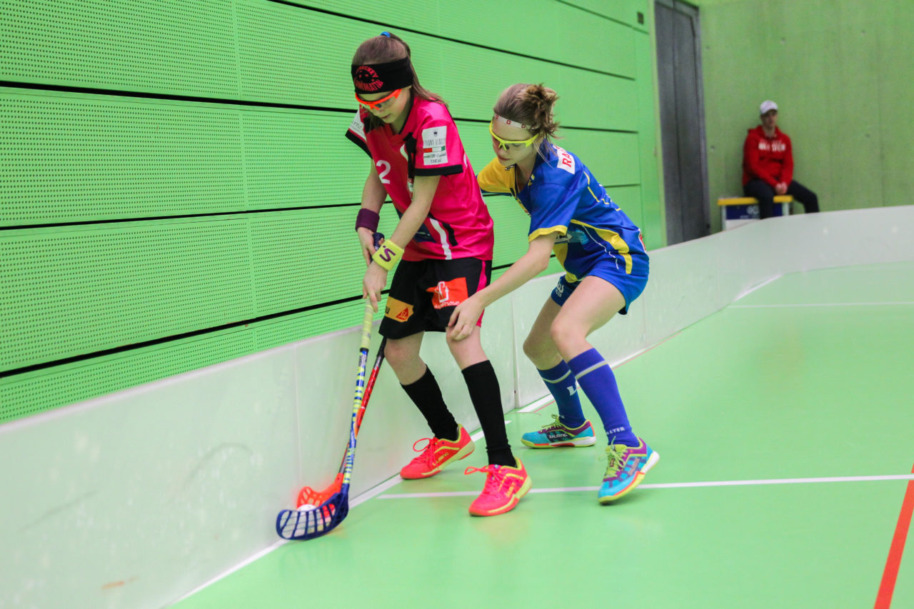 Hardau (Zürich), 28.01.2017, Unihockey Juniorinnen C 8. Runde, Unihockey Limmattal I - UHC Dietlikon, Lena Fleischlin (Nr. 2, UHC Dietlikon) im Zweikampf mit einer Gegnerin

(Claudio Schwarz, unihockey-fotos.ch)