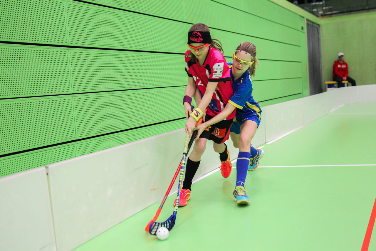 Hardau (Zürich), 28.01.2017, Unihockey Juniorinnen C 8. Runde, Unihockey Limmattal I - UHC Dietlikon, Lena Fleischlin (Nr. 2, UHC Dietlikon) im Zweikampf mit einer Gegnerin

(Claudio Schwarz, unihockey-fotos.ch)