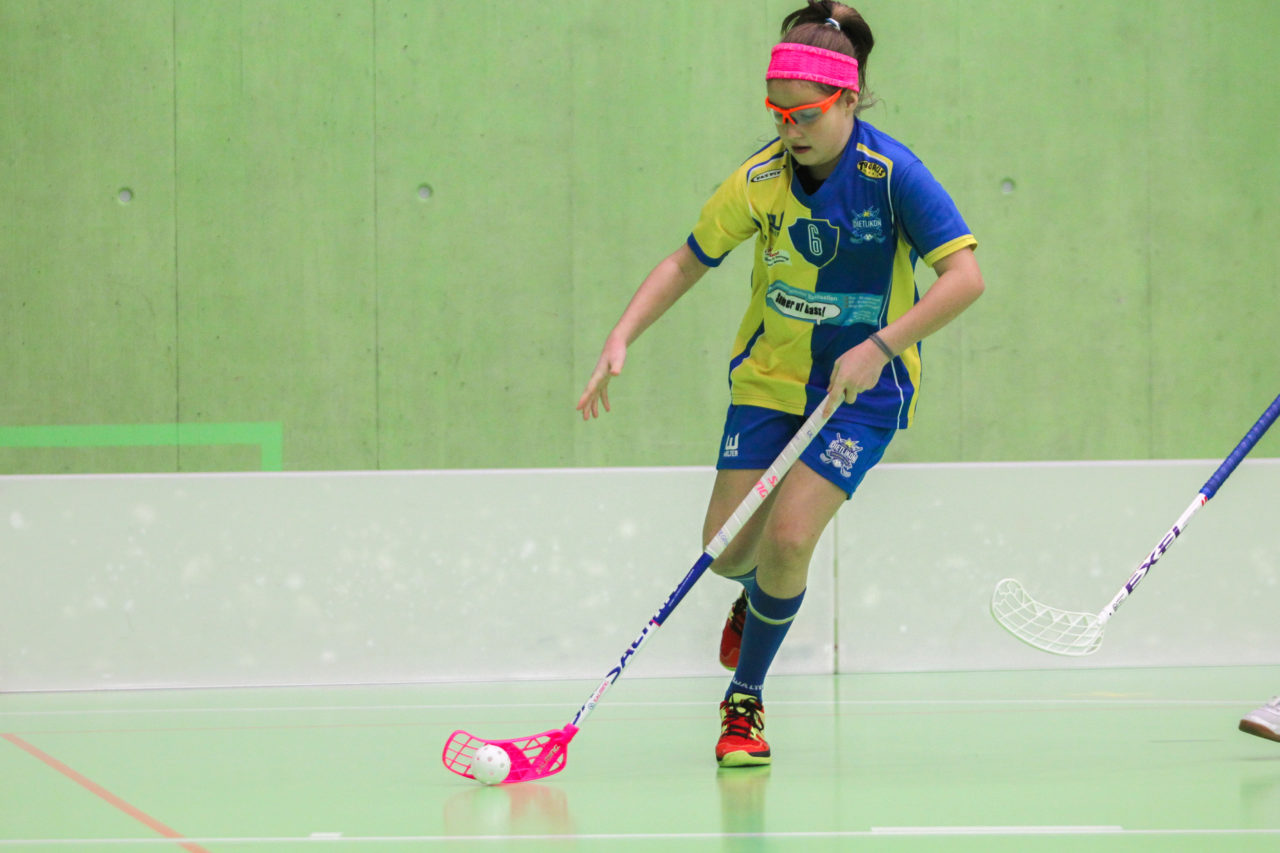 Hardau (Zürich), 28.01.2017, Unihockey Juniorinnen C 8. Runde, Unihockey Limmattal I - UHC Dietlikon, Adriana Messi (Nr. 6, UHC Dietlikon) am Ball

(Claudio Schwarz, unihockey-fotos.ch)