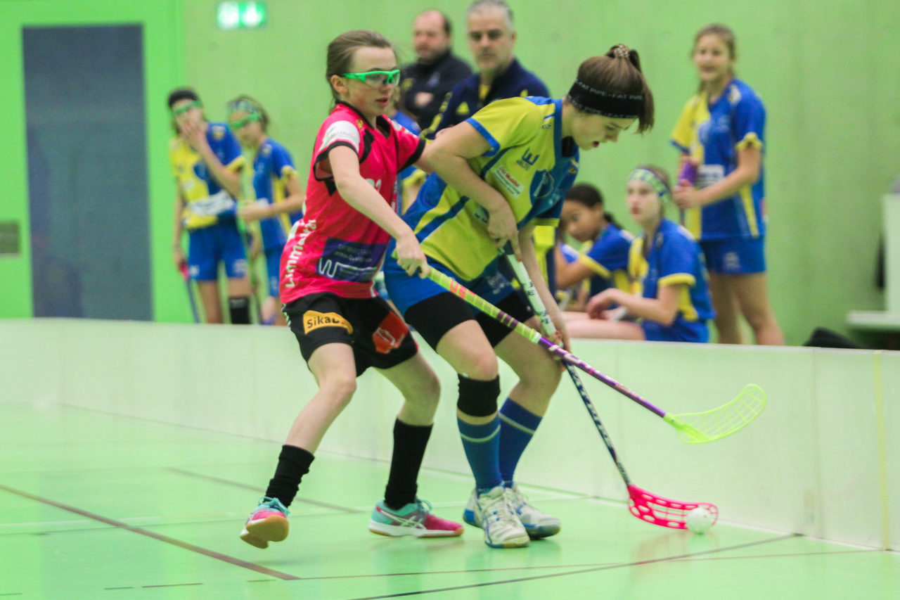 Hardau (Zürich), 28.01.2017, Unihockey Juniorinnen C 8. Runde, Unihockey Limmattal I - UHC Dietlikon, Vanessa Debrunner (Nr. 16, UHC Dietlikon) im Zweikampf mit einer Gegnerin

(Claudio Schwarz, unihockey-fotos.ch)