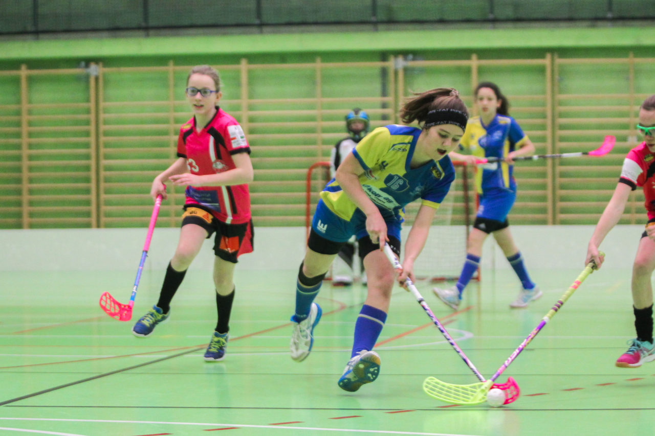 Hardau (Zürich), 28.01.2017, Unihockey Juniorinnen C 8. Runde, Unihockey Limmattal I - UHC Dietlikon, Vanessa Debrunner (Nr. 16, UHC Dietlikon) mit einem Torabschluss

(Claudio Schwarz, unihockey-fotos.ch)