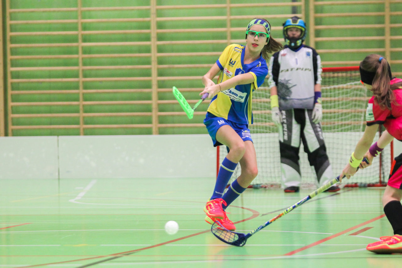 Hardau (Zürich), 28.01.2017, Unihockey Juniorinnen C 8. Runde, Unihockey Limmattal I - UHC Dietlikon, Xenia Wyss (Nr. 4, UHC Dietlikon) spielt einen Pass

(Claudio Schwarz, unihockey-fotos.ch)