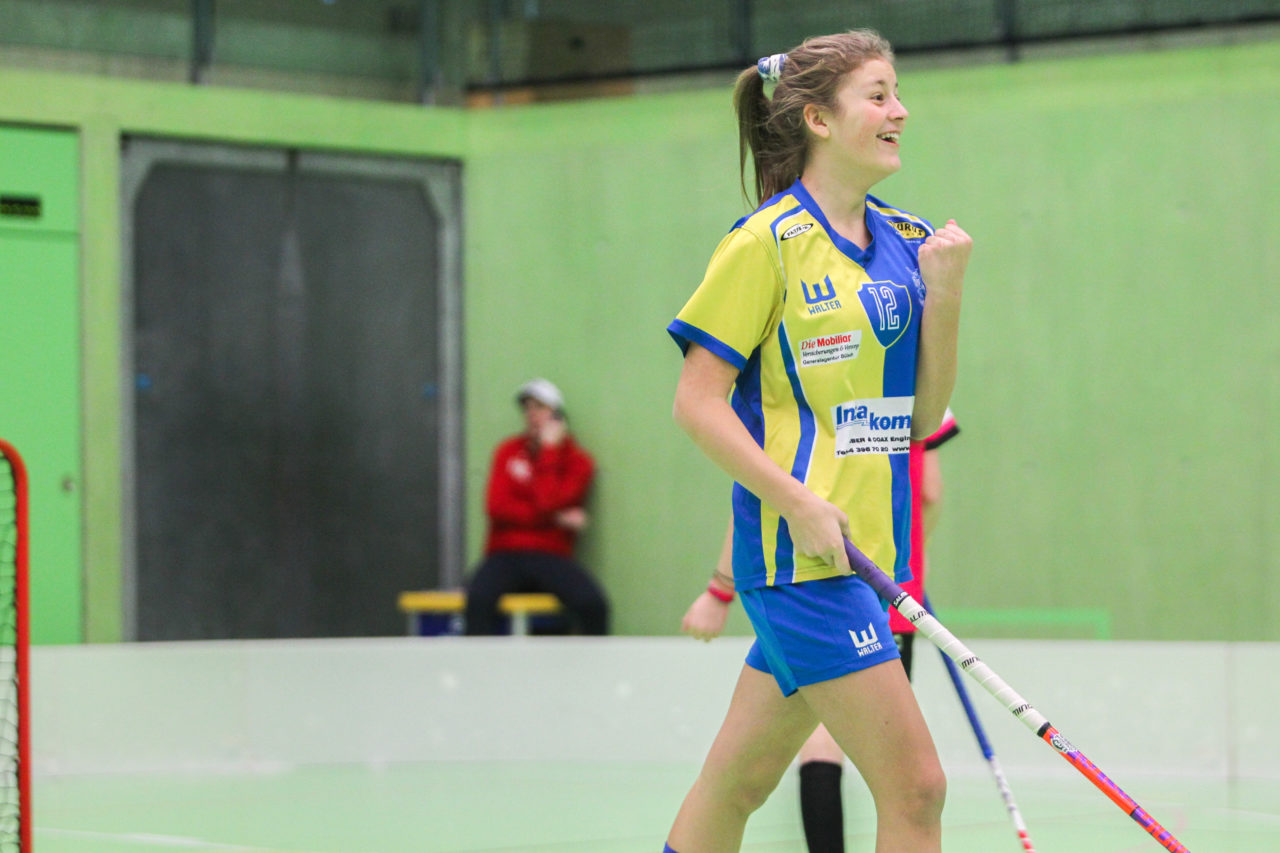 Hardau (Zürich), 28.01.2017, Unihockey Juniorinnen C 8. Runde, Unihockey Limmattal I - UHC Dietlikon, Noelle Urech (Nr. 12, UHC Dietlikon) freut sich über ihren Treffer

(Claudio Schwarz, unihockey-fotos.ch)