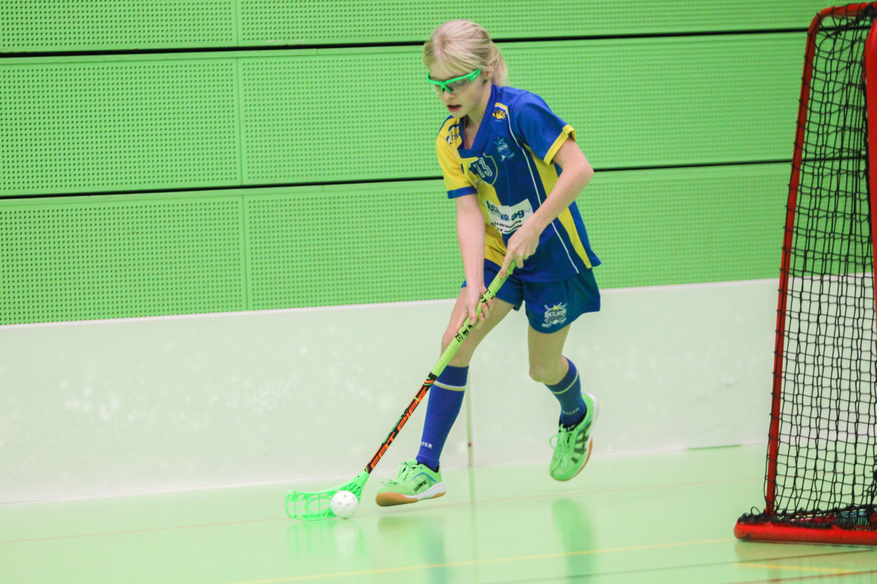 Hardau (Zürich), 28.01.2017, Unihockey Juniorinnen C 8. Runde, Unihockey Limmattal I - UHC Dietlikon, Samira Rechsteiner (Nr. 13, UHC Dietlikon) am Ball

(Claudio Schwarz, unihockey-fotos.ch)
