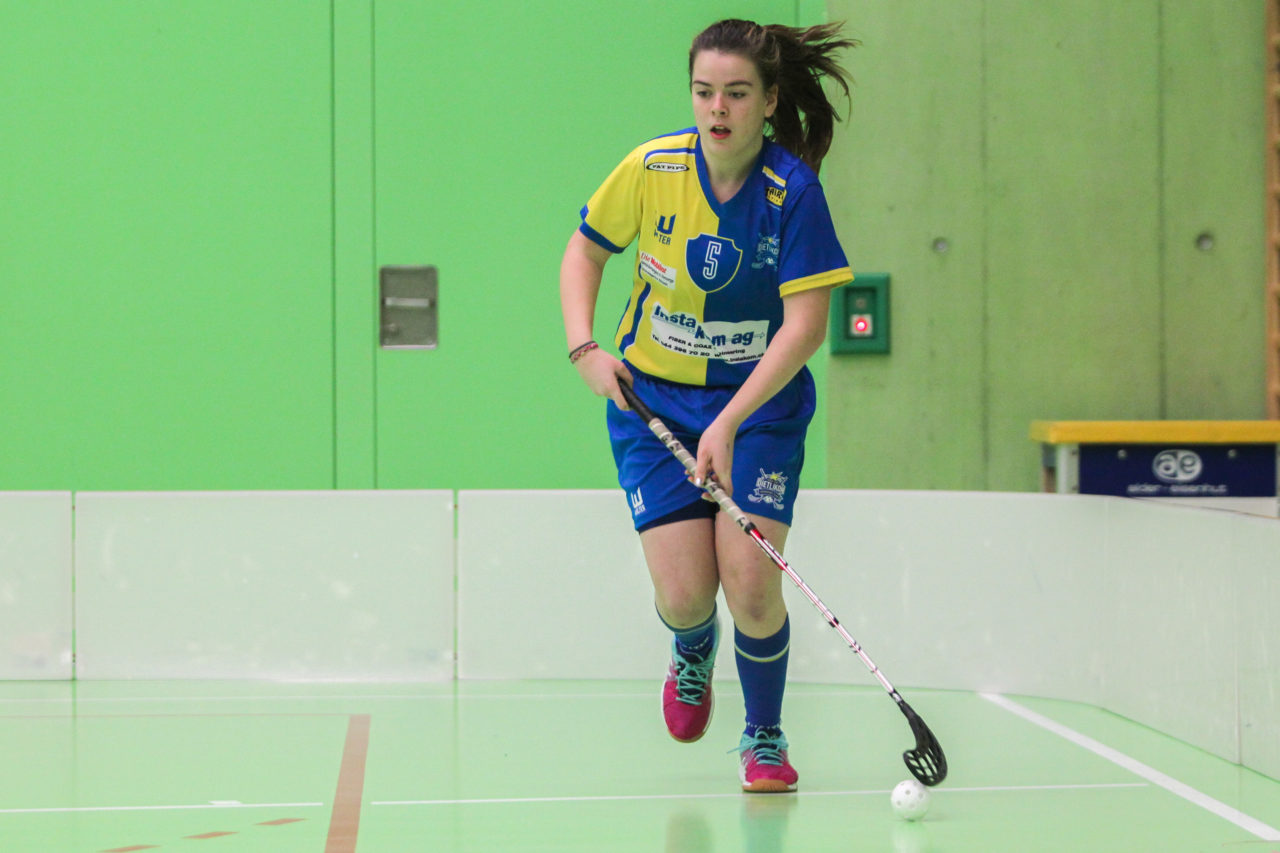 Hardau (Zürich), 28.01.2017, Unihockey Juniorinnen C 8. Runde, Unihockey Limmattal I - UHC Dietlikon, Erina Domfeld (Nr. 5, UHC Dietlikon) am Ball

(Claudio Schwarz, unihockey-fotos.ch)