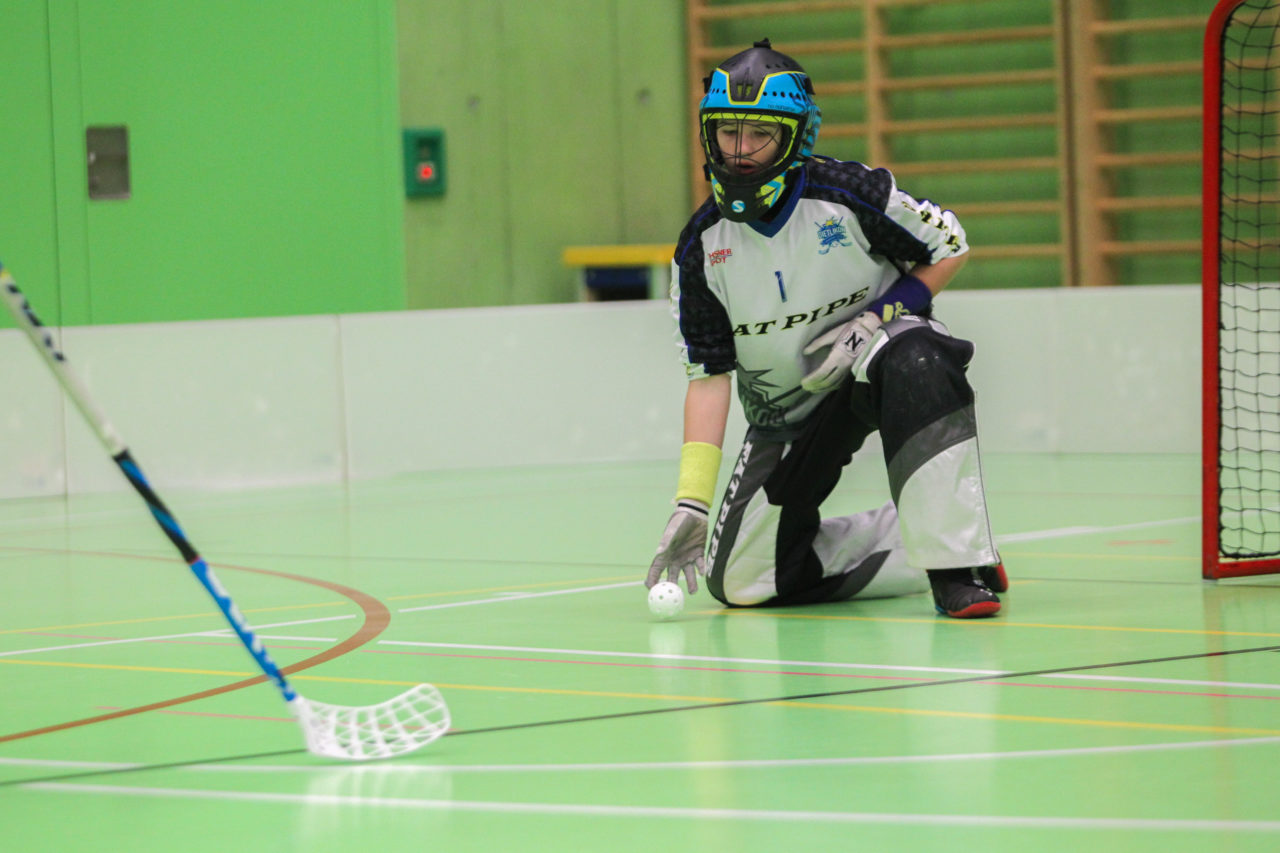 Hardau (Zürich), 28.01.2017, Unihockey Juniorinnen C 8. Runde, Unihockey Limmattal I - UHC Dietlikon, Stefanie Schwendener (Nr. 1, UHC Dietlikon) gibt den Ball einer Teamkollegin

(Claudio Schwarz, unihockey-fotos.ch)