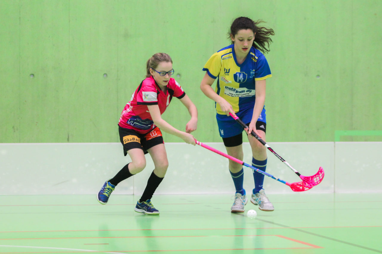 Hardau (Zürich), 28.01.2017, Unihockey Juniorinnen C 8. Runde, Unihockey Limmattal I - UHC Dietlikon, Carla Tognoni (Nr. 14, UHC Dietlikon) wird von einer Gegnerin bedrängt

(Claudio Schwarz, unihockey-fotos.ch)
