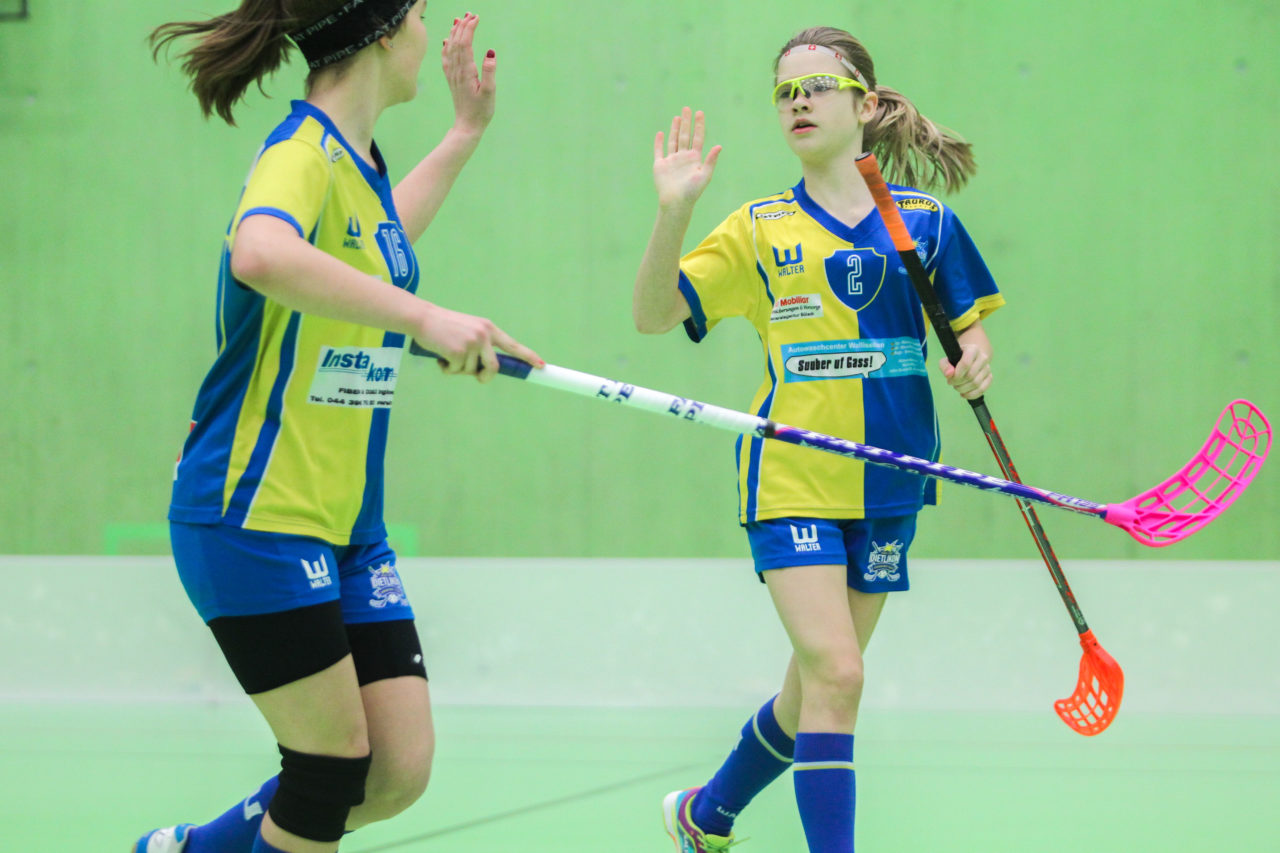 Hardau (Zürich), 28.01.2017, Unihockey Juniorinnen C 8. Runde, Unihockey Limmattal I - UHC Dietlikon, Lena Fleischlin (Nr. 2, UHC Dietlikon) klatscht mit Vanessa Debrunner (Nr. 16, UHC Dietlikon) ab

(Claudio Schwarz, unihockey-fotos.ch)